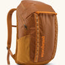 Patagonia 100% recycled polyester black hole 32 litre backpack in cinnamon brown. Features padded shoulder straps, top compartment and mesh side pockets