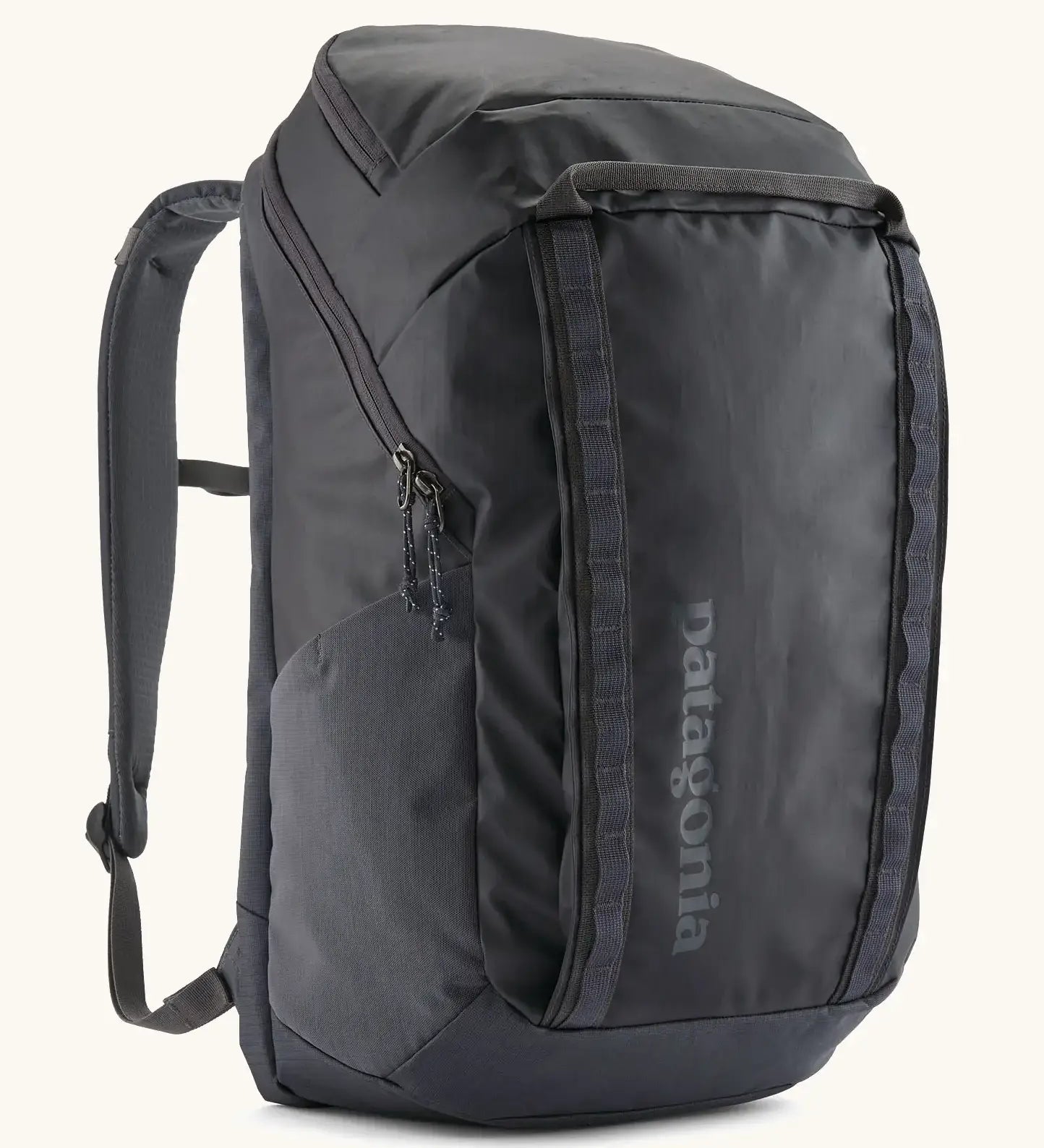 Patagonia 100% recycled polyester black hole 32 litre backpack in dark blue. Features padded shoulder straps, top compartment and mesh side pockets