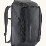Patagonia 100% recycled polyester black hole 32 litre backpack in dark blue. Features padded shoulder straps, top compartment and mesh side pockets