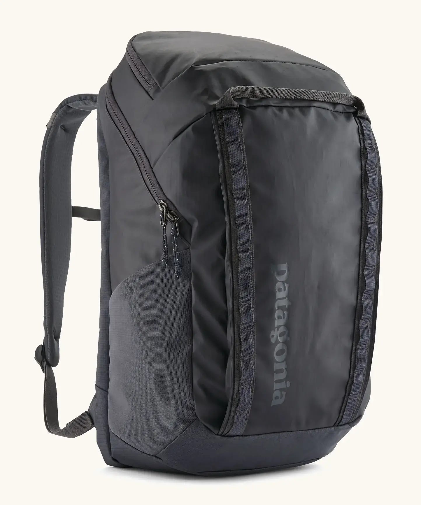 Patagonia 100% recycled polyester black hole 32 litre backpack in dark blue. Features padded shoulder straps, top compartment and mesh side pockets