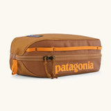 Patagonia 3L black hole cube travel bag in cinnamon brown. Showing a zip fastener with the brand name on the top panel
