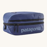 Patagonia black hole 6 litre cube bag in current blue. A 100% recycled material cube bag in dark blue with black detail. Features 1 main zip compartment with a light blue brand text on the top and a brand patch stitched on the side