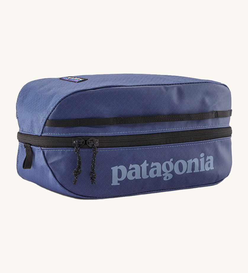 Patagonia black hole 6 litre cube bag in current blue. A 100% recycled material cube bag in dark blue with black detail. Features 1 main zip compartment with a light blue brand text on the top and a brand patch stitched on the side