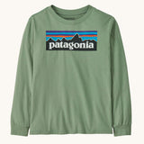 Patagonia organic cotton kids long sleeve t-shirt in ellwood green available at Babipur. A 100% regenerative cotton top and features a large logo print on the front panel. 