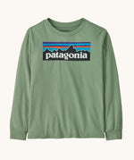 Patagonia organic cotton kids long sleeve t-shirt in ellwood green available at Babipur. A 100% regenerative cotton top and features a large logo print on the front panel. 
