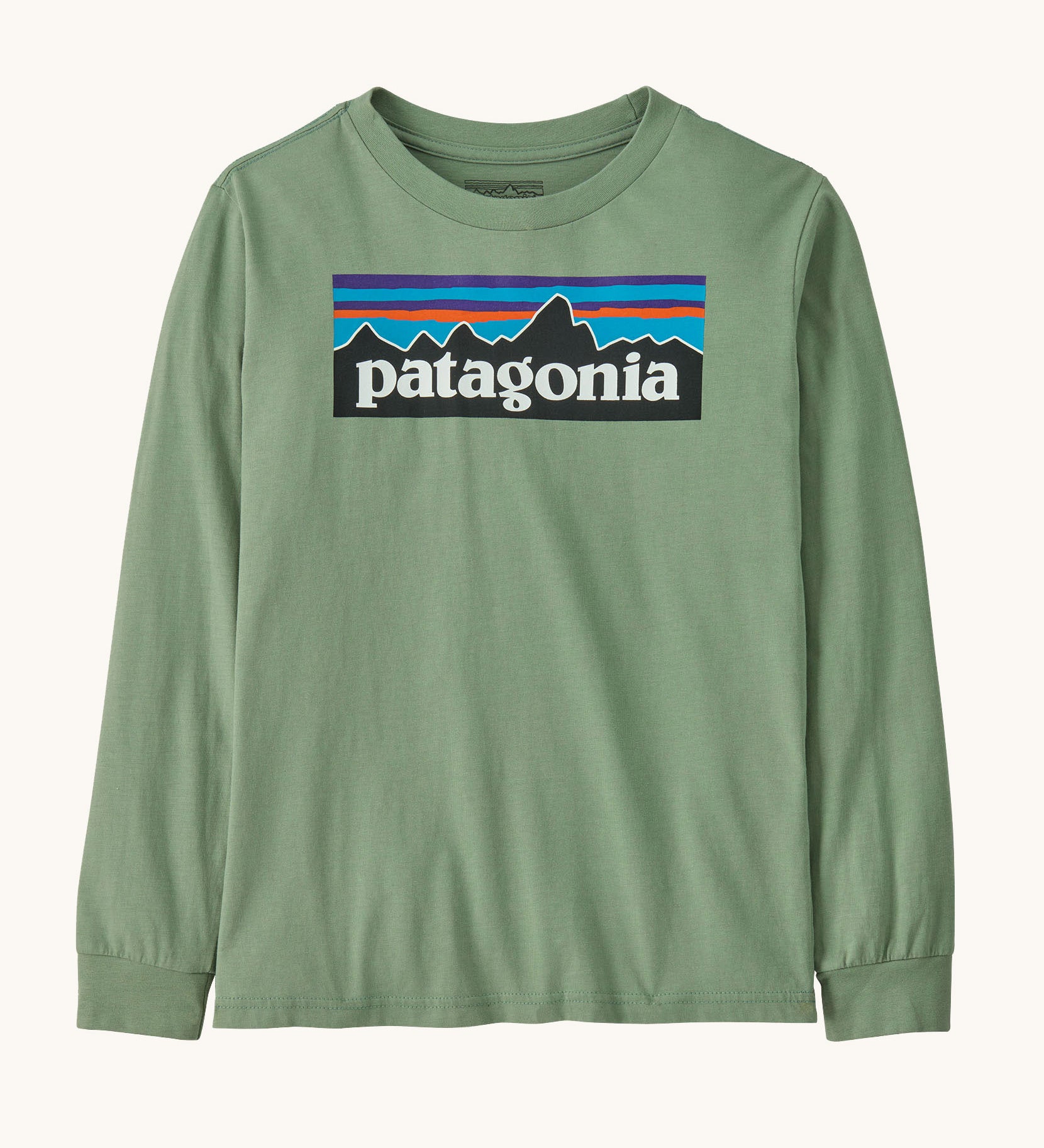 Patagonia organic cotton kids long sleeve t-shirt in ellwood green available at Babipur. A 100% regenerative cotton top and features a large logo print on the front panel. 