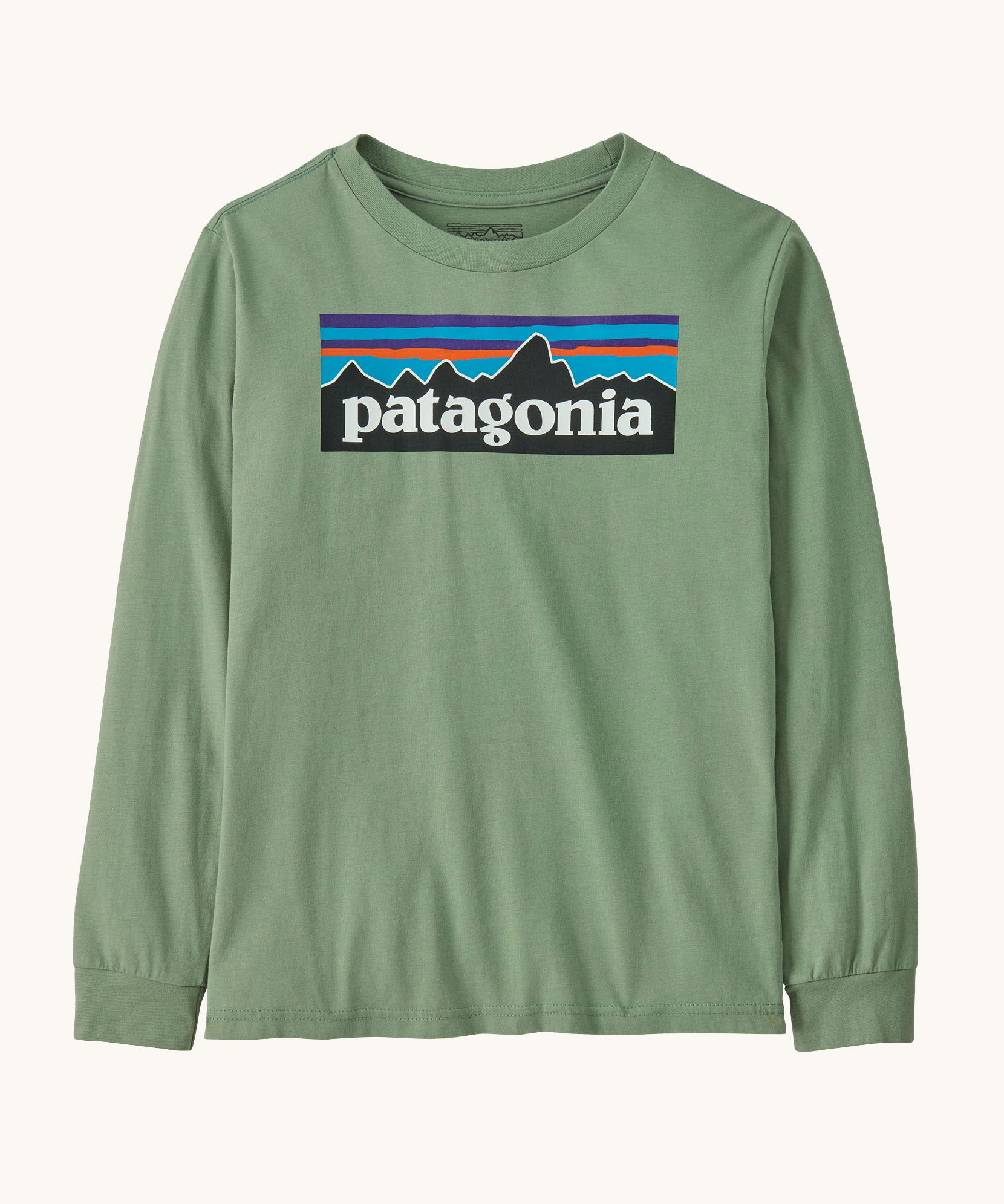 Patagonia organic cotton kids long sleeve t-shirt in ellwood green available at Babipur. A 100% regenerative cotton top and features a large logo print on the front panel. 