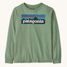 Patagonia organic cotton kids long sleeve t-shirt in ellwood green available at Babipur. A 100% regenerative cotton top and features a large logo print on the front panel. 