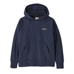 A Patagonia kids hoodie sweatshirt in new navy available at Babipur. Features a pouch pocket on the front with the brand text logo on the chest