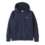 A Patagonia kids hoodie sweatshirt in new navy available at Babipur. Features a pouch pocket on the front with the brand text logo on the chest