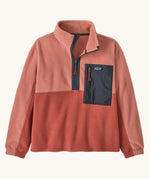 Patagonia kids microdini 1/2 zip pullover in potters red available at Babipur. A 100% recycled polyester soft fleece in pale red with navy trim. Features a turn up collar with a half length zip, elasticated cuffs and a chest pocket.