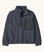 Patagonia kids microdini 1/2 zip pullover in smolder blue available at Babipur. A 100% recycled polyester soft fleece in dark blue. Features a turn up collar with a half length zip, elasticated cuffs and a chest pocket.