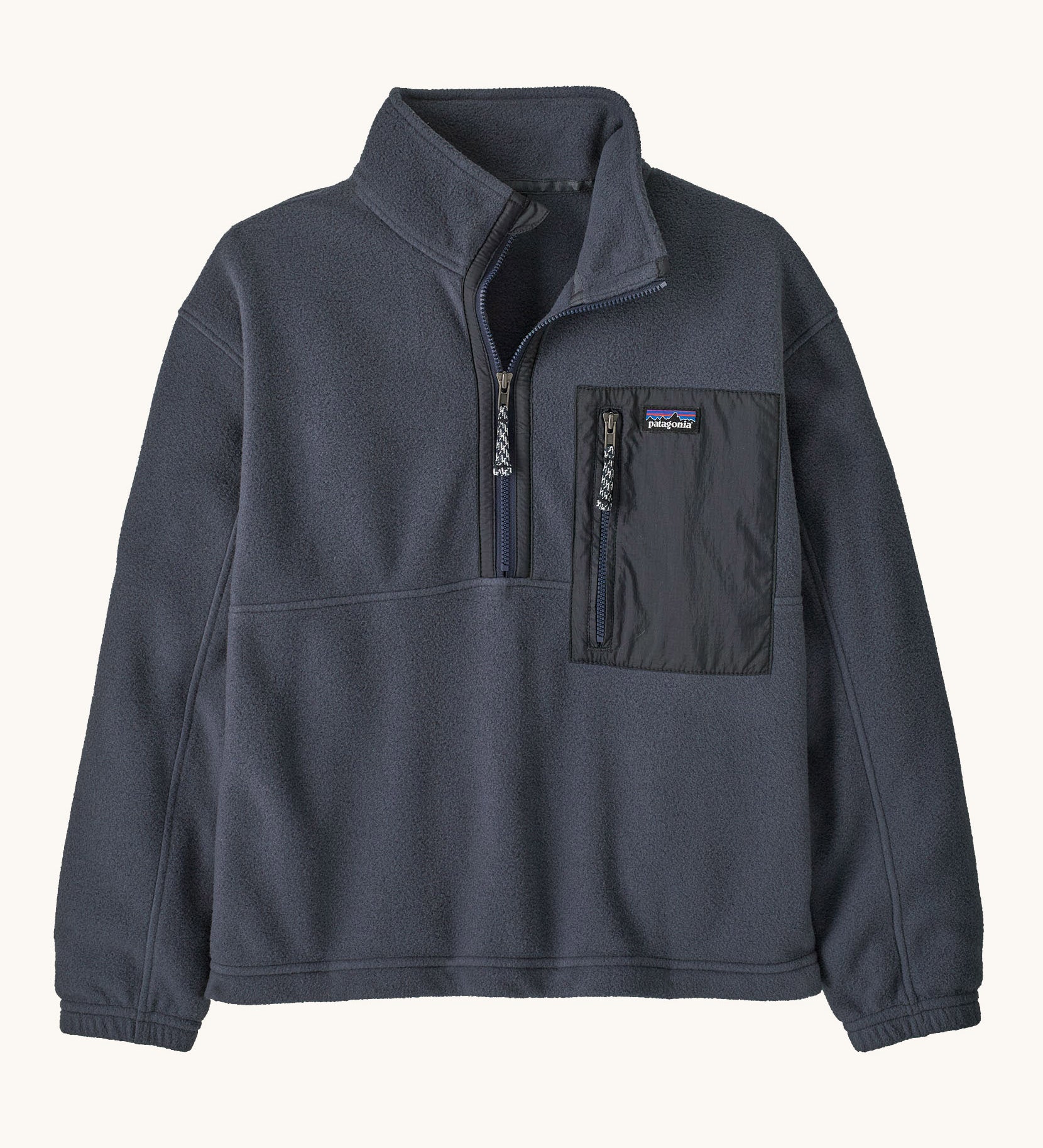 Patagonia kids microdini 1/2 zip pullover in smolder blue available at Babipur. A 100% recycled polyester soft fleece in dark blue. Features a turn up collar with a half length zip, elasticated cuffs and a chest pocket.