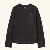 Patagonia Kids R1 Air Crew in Black. Ribbed textured body with square zipped pocket on the chest, and thumb holes.