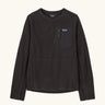 Patagonia Kids R1 Air Crew in Black. Ribbed textured body with square zipped pocket on the chest, and thumb holes.