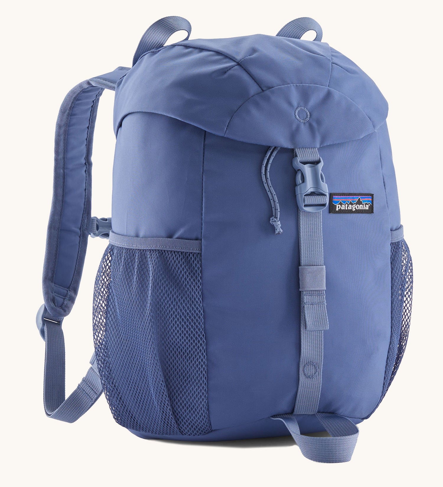 Patagonia kids refugio 12 litres backpack in dark and light blue available at Babipur.. Features padded shoulders, 2 side pockets and a flip lid with a buckle fastener. 