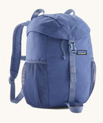 Patagonia kids refugio 12 litres backpack in dark and light blue available at Babipur.. Features padded shoulders, 2 side pockets and a flip lid with a buckle fastener. 
