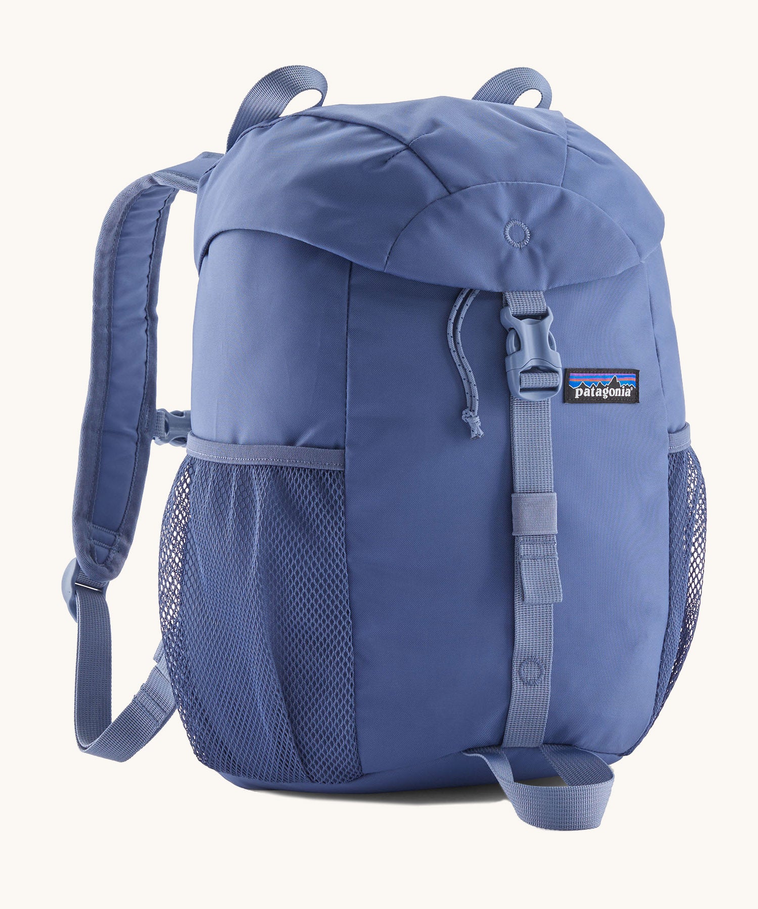 Patagonia kids refugio 12 litres backpack in dark and light blue available at Babipur.. Features padded shoulders, 2 side pockets and a flip lid with a buckle fastener. 