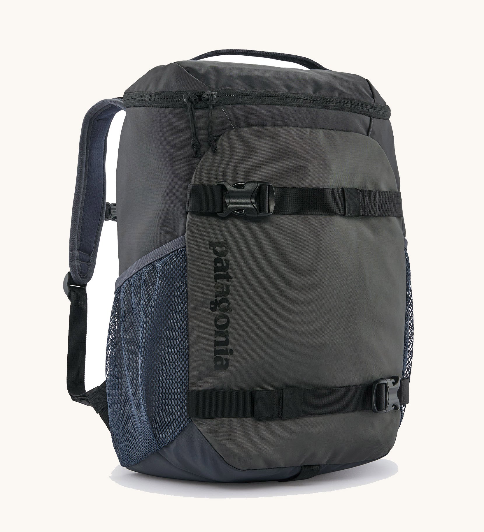 Patagonia refugito 18 litres daypack in sunken blue. A black backpack made from 100% recycled materials and features 2 side mesh pockets, buckle fasteners on the front to keep it secure and a zip on the top for easy access.