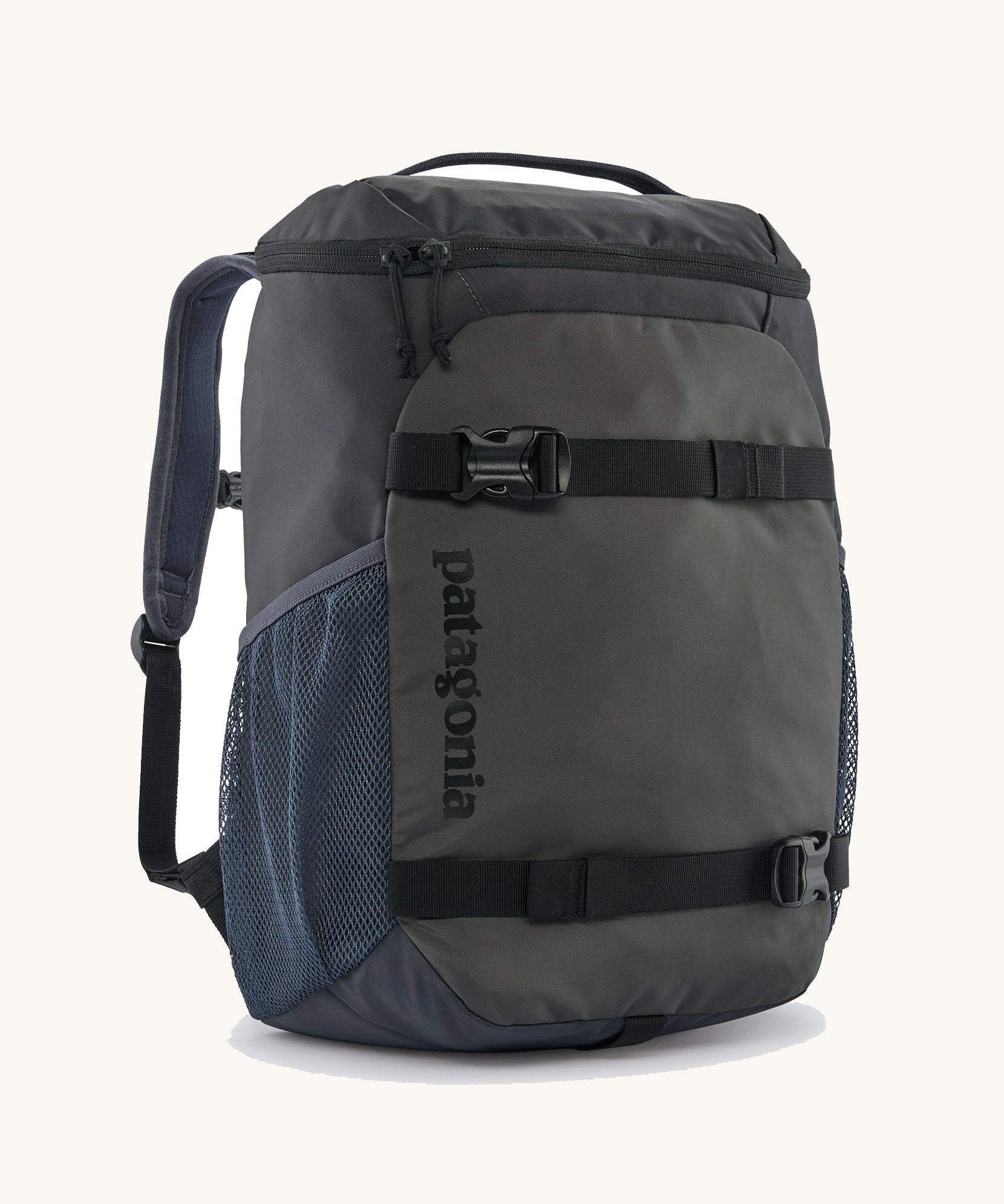 Patagonia refugito 18 litres daypack in sunken blue. A black backpack made from 100% recycled materials and features 2 side mesh pockets, buckle fasteners on the front to keep it secure and a zip on the top for easy access.