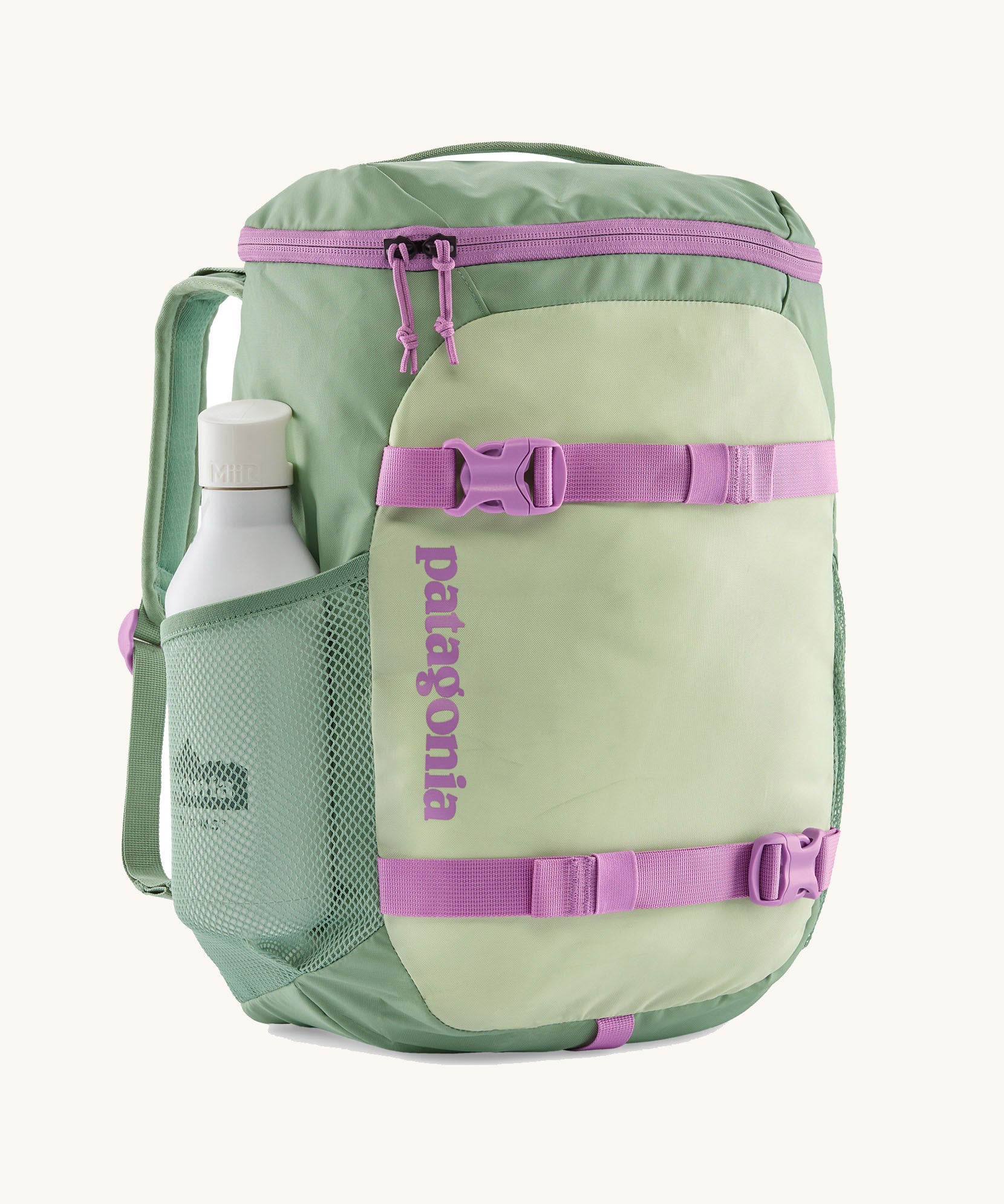 Patagonia refugito 18 litres daypack in ellwood green. A pastel green backpack with 2 side mesh pockets, pink buckle, fasteners on the front to keep it secure and a zip on the top for easy access with padded shoulder straps.