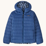 Patagonia Kids Reversible Down Hoody in mother tree sunken blue design available at Babipur. A long sleeve jacket in blue featuring a full length zip and a retro blue shapes on the inside