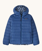 Patagonia Kids Reversible Down Hoody in mother tree sunken blue design available at Babipur. A long sleeve jacket in blue featuring a full length zip and a retro blue shapes on the inside