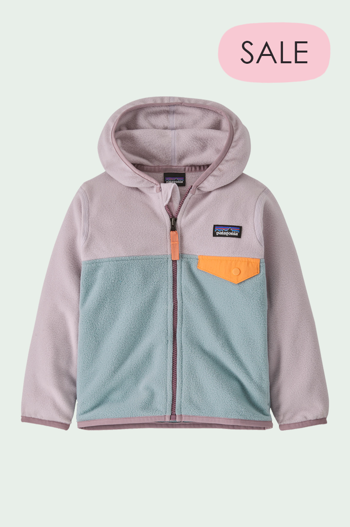 Patagonia kids fleece on green background to represent Patagonia kids sale at Babipur.