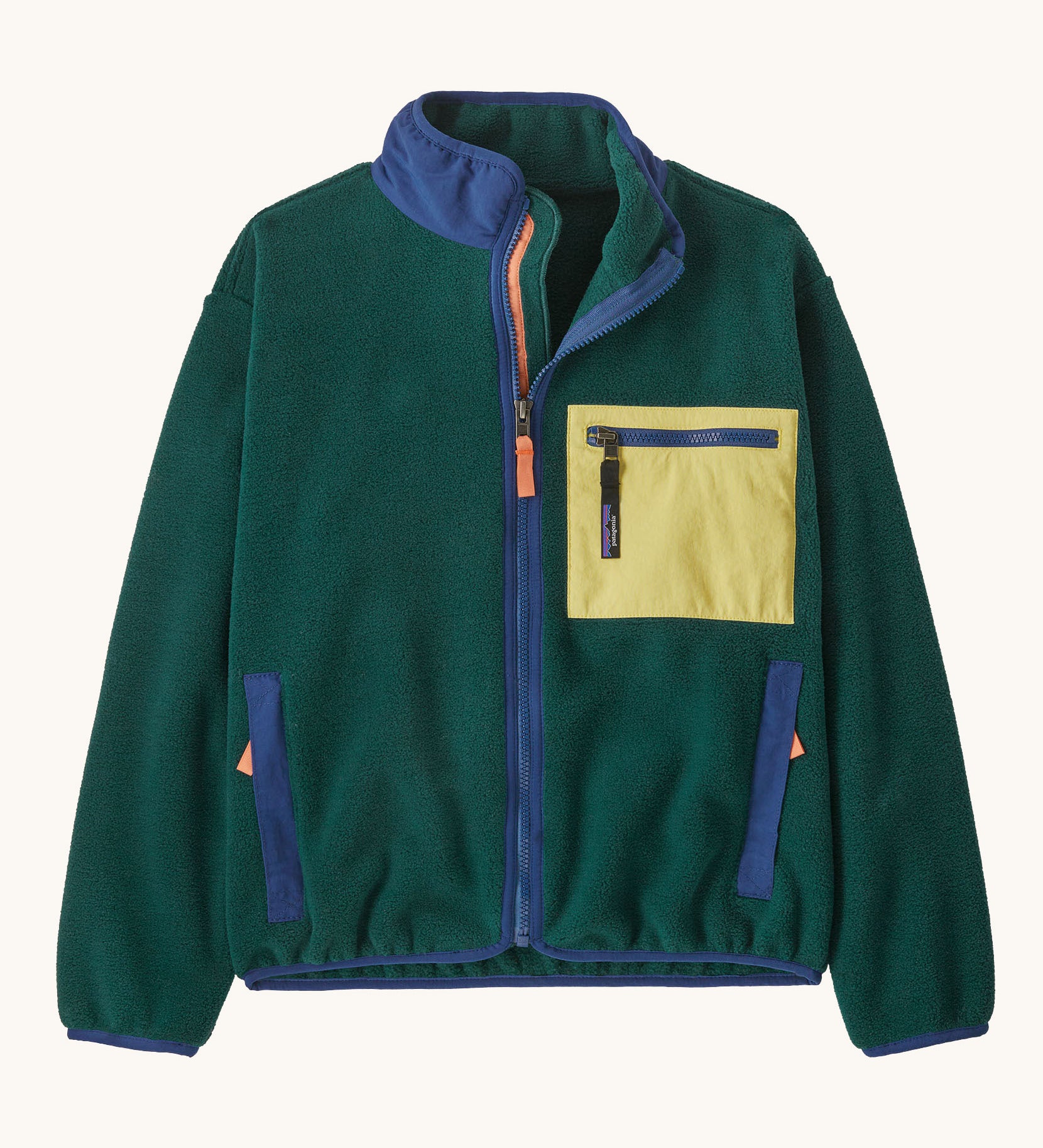 Patagonia kids synchilla fleece jacket in cascade green available at Babipur. A 100% recycled polyester soft fleece in dark green with blue trim. Features a turn up collar, full length zip 2 side pockets and a zip chest pocket with yellow panel