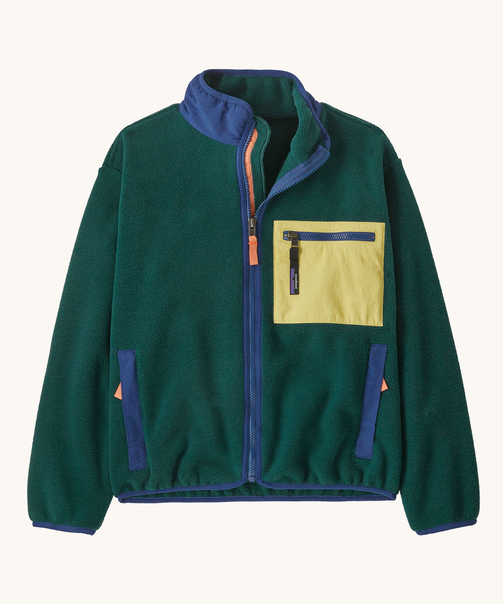 Patagonia kids synchilla fleece jacket in cascade green available at Babipur. A 100% recycled polyester soft fleece in dark green with blue trim. Features a turn up collar, full length zip 2 side pockets and a zip chest pocket with yellow panel