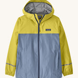The Patagonia Little Kids Torrentshell 3L Waterproof Jacket in nearly green available at Babipur. A waterproof jacket in a yellow/grey and grey colourblock design. Features a full length zip, 2 side pockets and a reflective strip on the cuffs