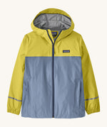 The Patagonia Little Kids Torrentshell 3L Waterproof Jacket in nearly green available at Babipur. A waterproof jacket in a yellow/grey and grey colourblock design. Features a full length zip, 2 side pockets and a reflective strip on the cuffs