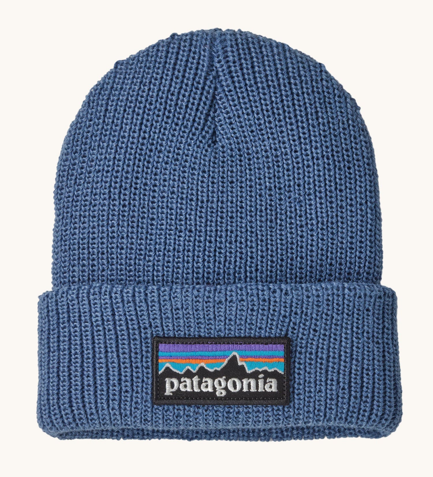 Patagonia little kids logo beanie in barnacle blue available at Babipur. A 100% recycled polyester soft knit beanie in pale blue with a brand patch on the turned up brim