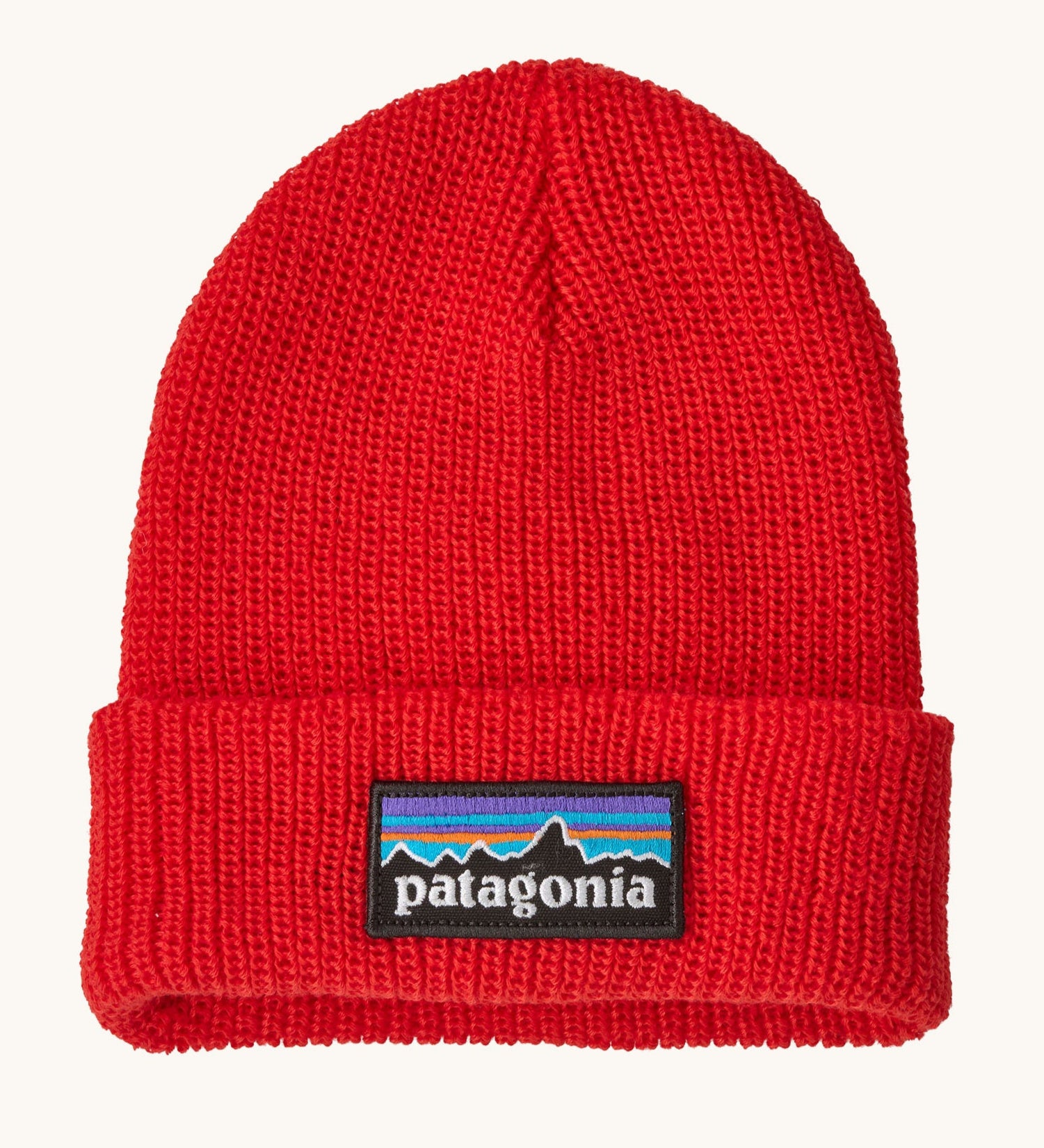 Patagonia little kids logo beanie in sizzle red available at Babipur. A 100% recycled polyester soft knit beanie in bright red with a brand patch on the turned up brim