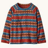 Patagonia kittle kids micro d crew jumper in diamond stripe sizzle red available at Babipur. A 100% recycled polyester soft fleece jumper with a triangular geometric pattern design in red blue brown and cream