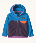 Patagonia little kids micro d snap t jacket in plummet purple available at Babipur. A 100% recycled polyester soft fleece hooded jacket in blue and purple with pink trim. Features a full length zip and small chest pocket with a orange flap