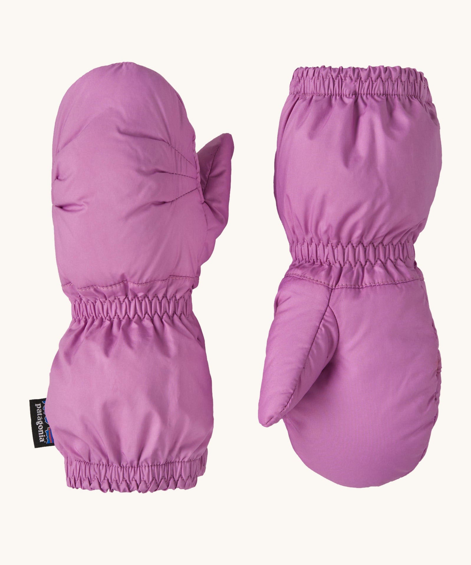 Patagonia little kids puff mitts in brisk purple available at Babipur. 100% recycled polyester mittens in bright purple with elasticated cuffs for a snug fit. 