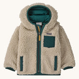 Patagonia little kids retro x hoody in dark natural /cascade green available at Babipur. A 100% recycled polyester thick pile fleece hooded jacket in cream with dark green trim Features a full length zip, 2 side pockets and a small chest pocket