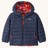 Patagonia little kids down hooded jacket in forest being sizzle red available at Babipur. A navy warm reversible jacket with a geometric on the reversible side. Features a a full length zip and 2 side pockets.