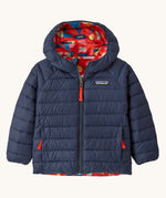Patagonia little kids down hooded jacket in forest being sizzle red available at Babipur. A navy warm reversible jacket with a geometric on the reversible side. Features a a full length zip and 2 side pockets.