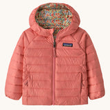 Patagonia little kids down hooded jacket in tiny world/lichen green available at Babipur. A pink warm reversible jacket with a cute floral on the reversible side. Features a a full length zip and 2 side pockets.
