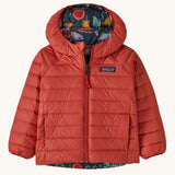 Patagonia little kids down hooded jacket in salmon energy ink black available at Babipur. A red warm reversible jacket with a funky salmon design on the reversible side. Features a a full length zip and 2 side pockets.