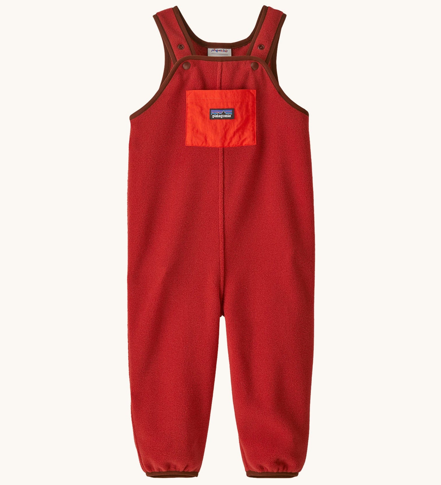 Patagonia little kids synchilla fleece dungarees in amarita red available at Babipur. A 100% recycled polyester soft fleece dungarees in red with a small front pocket. Features popper fasteners and elasticated leg cuffs