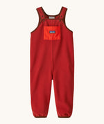 Patagonia little kids synchilla fleece dungarees in amarita red available at Babipur. A 100% recycled polyester soft fleece dungarees in red with a small front pocket. Features popper fasteners and elasticated leg cuffs