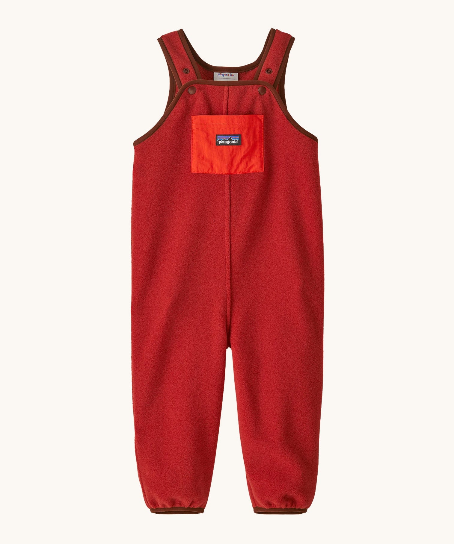 Patagonia little kids synchilla fleece dungarees in amarita red available at Babipur. A 100% recycled polyester soft fleece dungarees in red with a small front pocket. Features popper fasteners and elasticated leg cuffs