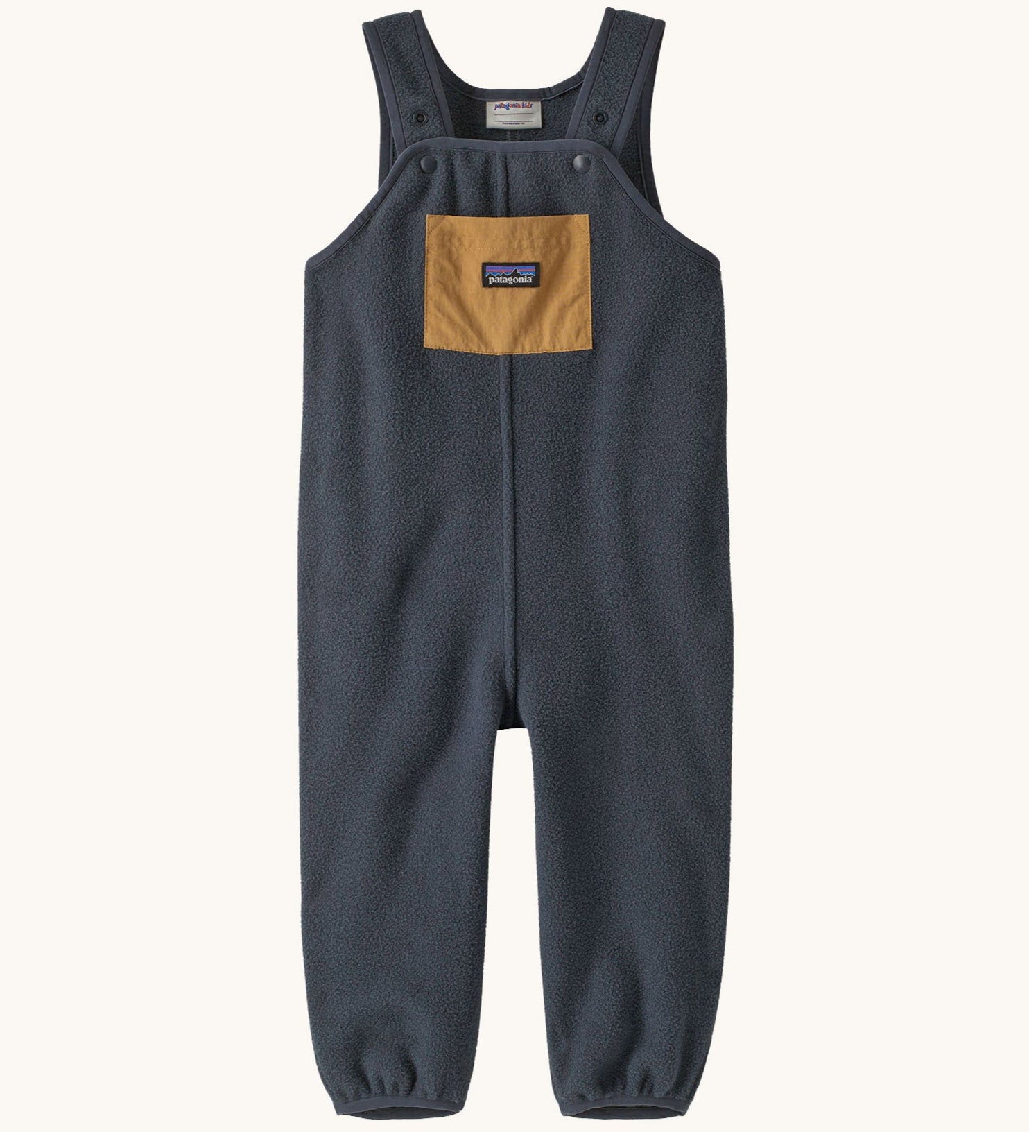 Patagonia little kids synchilla fleece dungarees in smolder blue available at Babipur. A 100% recycled polyester soft fleece dungarees in dark blue with a small front pocket in brown. Features popper fasteners and elasticated leg cuffs