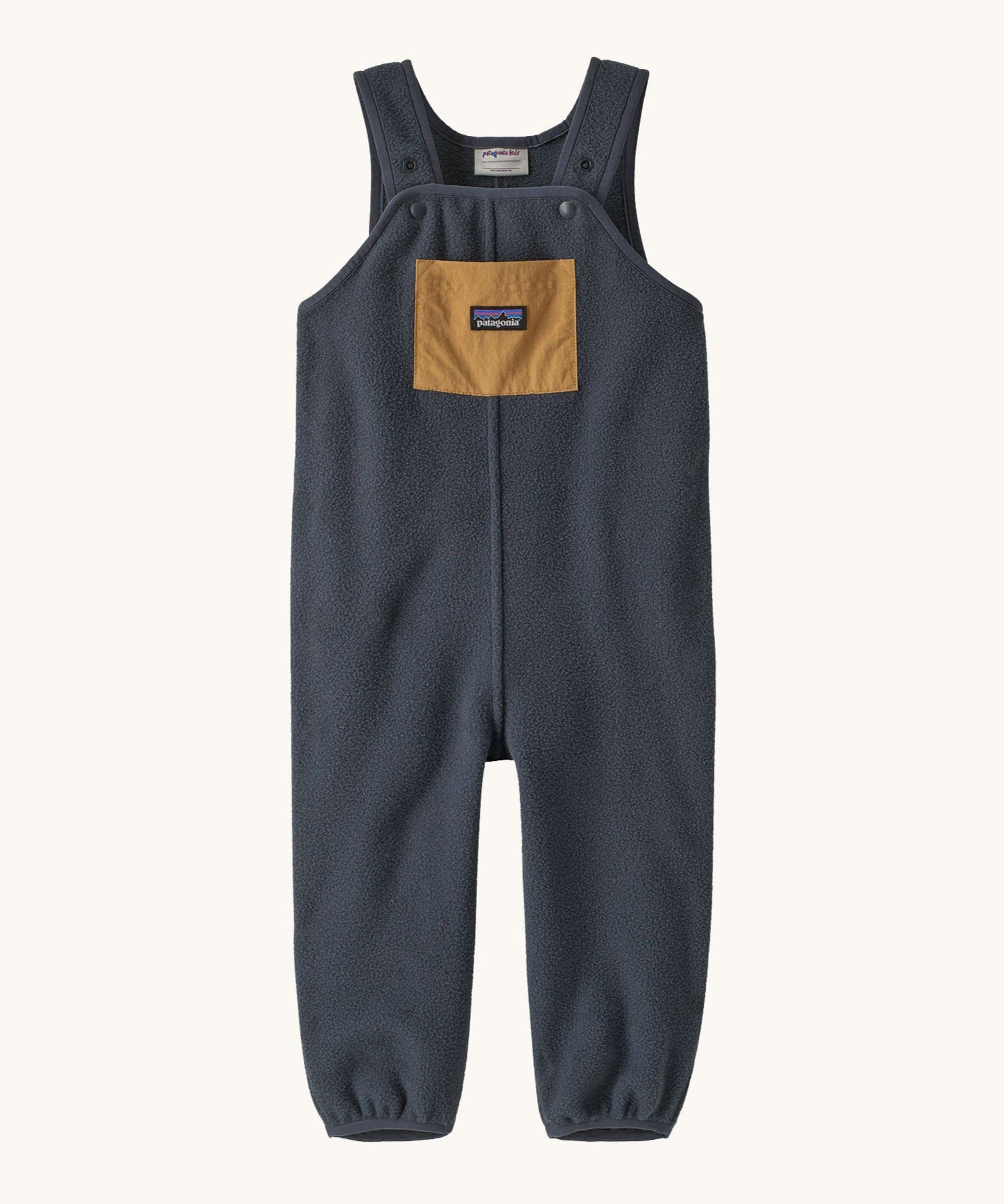 Patagonia little kids synchilla fleece dungarees in smolder blue available at Babipur. A 100% recycled polyester soft fleece dungarees in dark blue with a small front pocket in brown. Features popper fasteners and elasticated leg cuffs