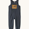 Patagonia little kids synchilla fleece dungarees in smolder blue available at Babipur. A 100% recycled polyester soft fleece dungarees in dark blue with a small front pocket in brown. Features popper fasteners and elasticated leg cuffs