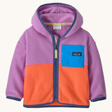 Patagonia little kids synchilla hoody in brisk purple available at Babipur. A 100% recycled polyester hooded jacket in purple and orange with dark purple trim. Features a full length zip and a blue chest pocket. 
