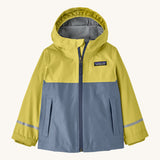 The Patagonia Little Kids Torrentshell 3L Waterproof Jacket in nearly green available at Babipur. A waterproof jacket in a yellow/grey and grey colourblock design. Features a full length zip, a hood with a elasticated cuff, 2 side pockets and a reflective strip on the cuffs